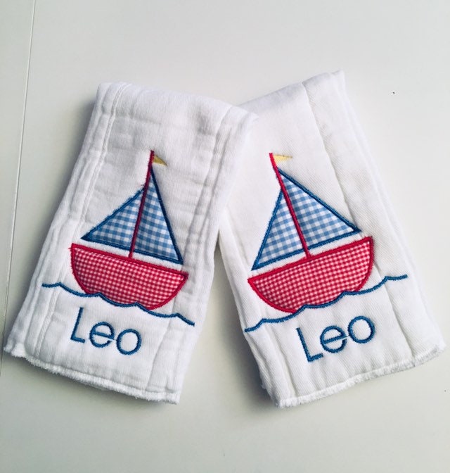 Bestickte Spucktücher - Mit Monogramm Set Baby Segelboot Nautisch Boot Rot Blau von Etsy - 4peasinapoddesigns