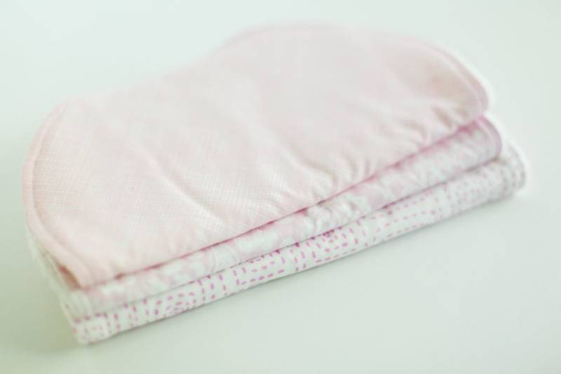 Pink Ii Spucktuch, Baby-Dusche-Geschenk, Neue Mutter Geschenk, Baby Personalisiertes Geschenk von Etsy - AEKStudioandDesign