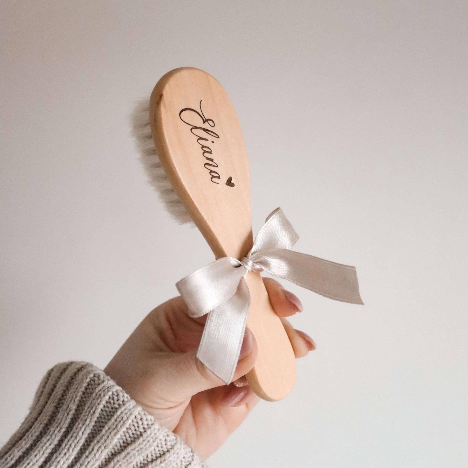 Personalisierte Babyhaarbürste Aus Holz Mit Name & Herz | Weiches Ziegenhaar Geschenk Zur Geburt Oder Taufe von Etsy - AKPapeterie