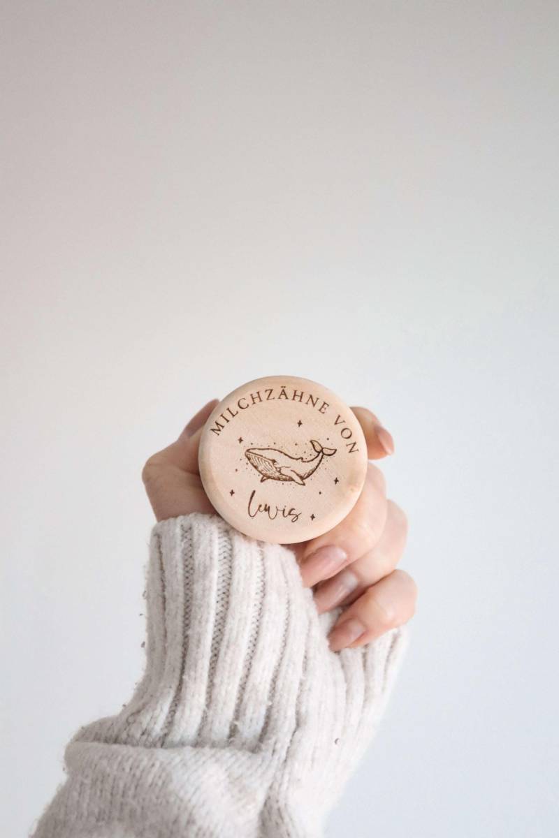 Personalisierte Milchzahndose Aus Holz Mit Namensgravur & Wal Motiv | Zahnbox Geschenk Für Kinder Personalisierte Milchzahndose Aus Holz Mit Namensgravur & Wal Motiv | Zahnbox Geschenk Für Kinder von Etsy - AKPapeterie