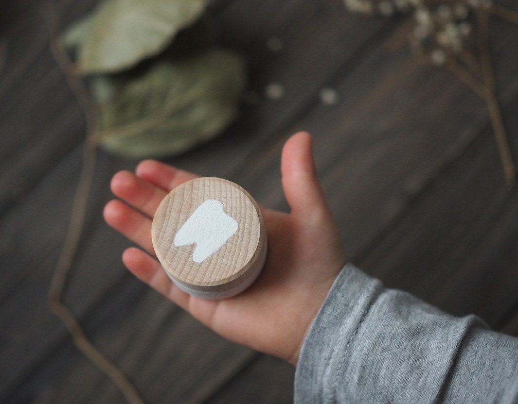 Zahn Fee Box - Handbemalt Personalisiert Zahnkissen Benutzerdefinierte Zahnfee Holz Kleine Runde Zahn Fee Box - Handbemalt Personalisiert Zahnkissen Benutzerdefinierte Zahnfee Holz Kleine Runde von Etsy - ANAMARKOkids