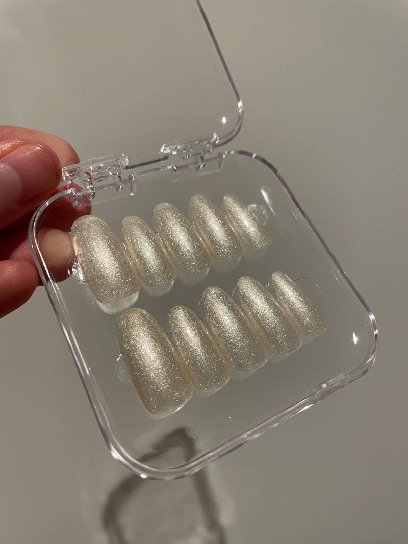 Glitzer Drücken Sie Auf Die Nägel | Cremeweiße Wiederverwendbare Acrylnägel von Etsy - ATLRnails