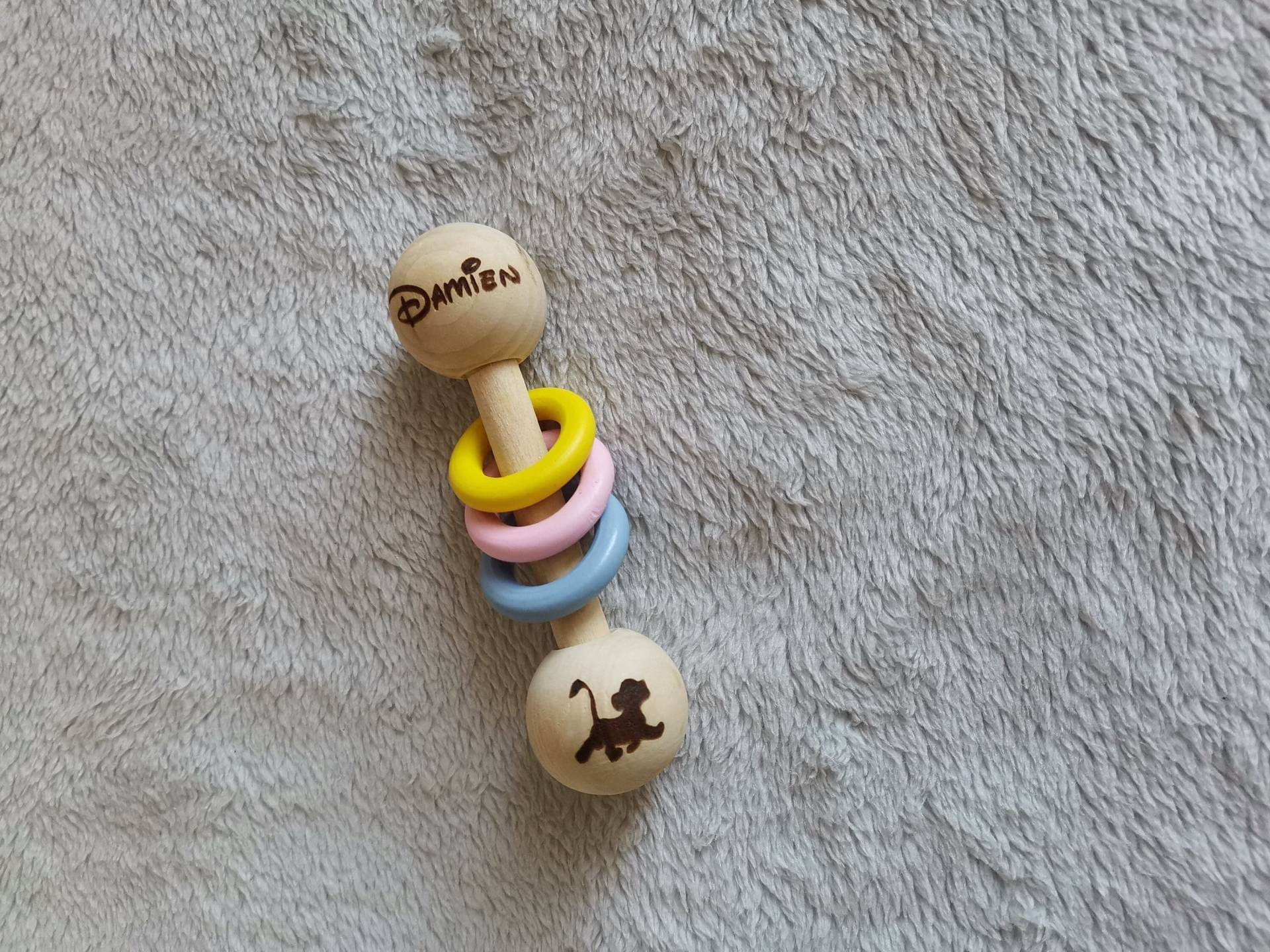 Personalisierte Holzrassel Mit Vornamen, Vornamengeschenk Für Baby, Ideal Zur Geburt, Taufe. Bieten Sie Ein Spielzeug An, Das Sowohl Lehrreich Als Personalisierte Holzrassel Mit Vornamen, Vornamengeschenk Für Baby, Ideal Zur Geburt, Taufe. Bieten Sie Ein Spielzeug An, Das Sowohl Lehrreich Als von Etsy - ATOUT3D