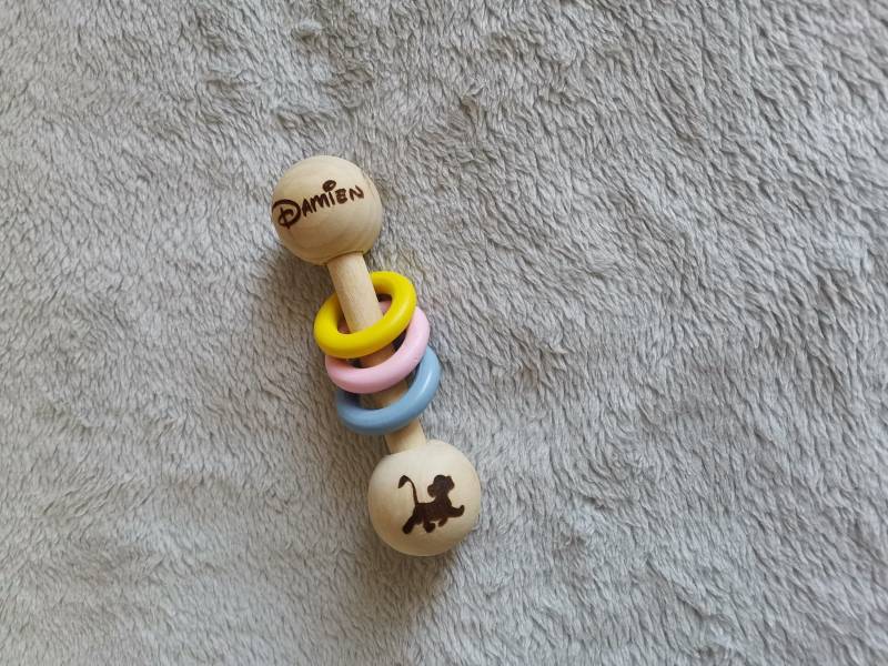 Personalisierte Holzrassel Mit Vornamen, Baby-Namensgeschenk, Ideal Zur Geburt Oder Taufe. Schenken Sie Ein Spielzeug, Das Sowohl Lehrreich Als Auch von Etsy - ATOUT3D