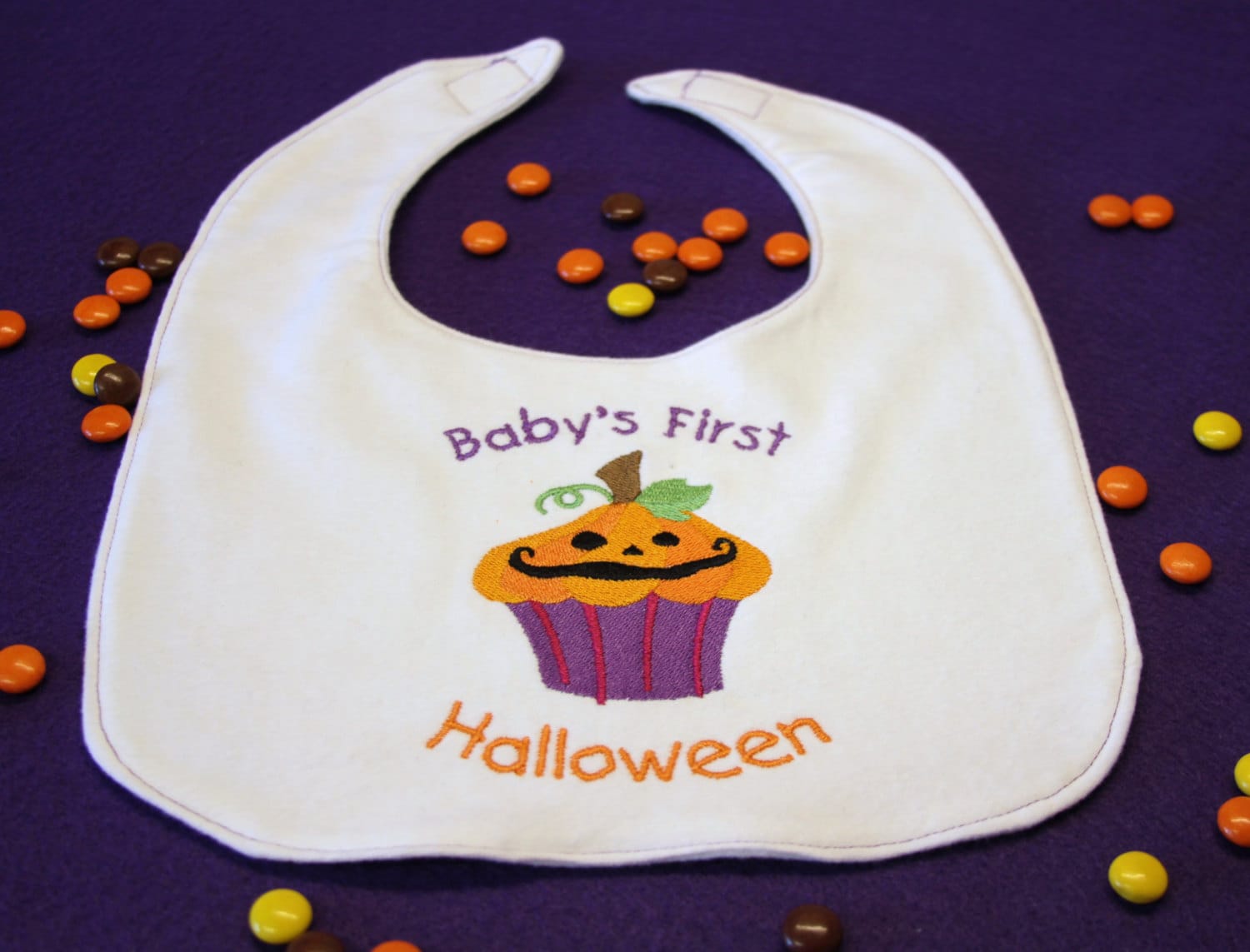 Babys Erste Halloween Lätzchen Lächelnd Kürbis Kuchen Weißen Flanell Bestickt von Etsy - ATouchofStitchery