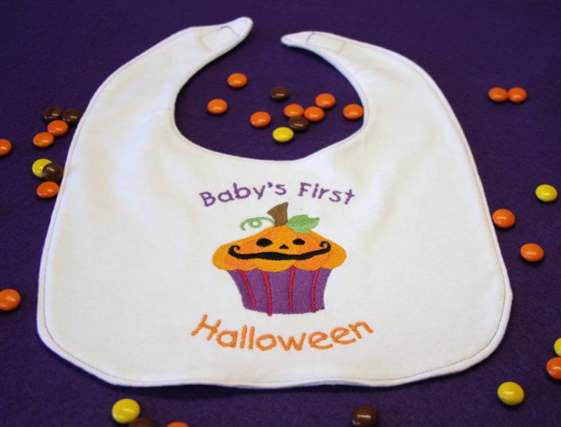 Babys Erste Halloween Lätzchen Lächelnd Kürbis Kuchen Weißen Flanell Bestickt Babys Erste Halloween Lätzchen Lächelnd Kürbis Kuchen Weißen Flanell Bestickt von Etsy - ATouchofStitchery