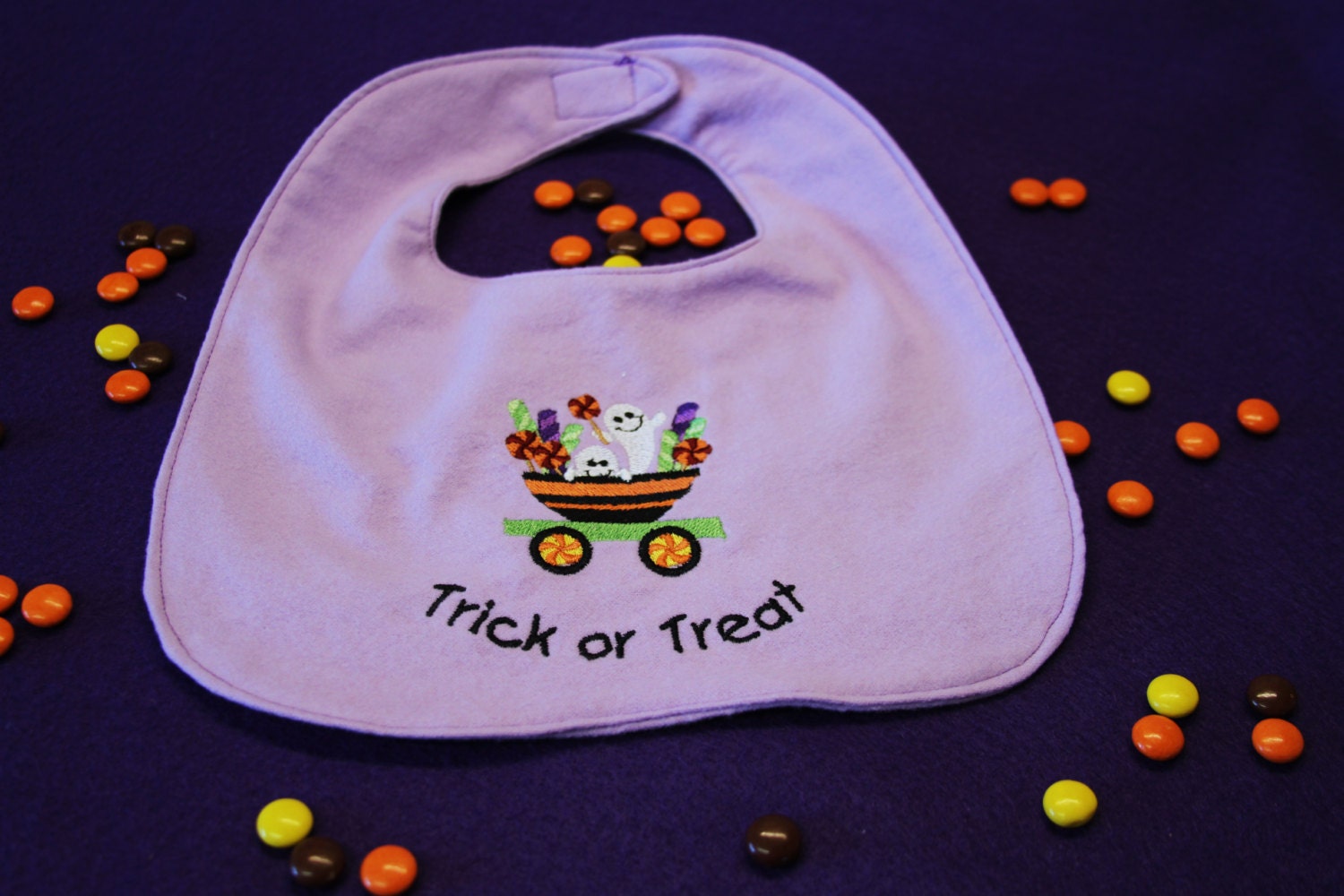 Bestickte Licht Lila Trick Oder Behandeln Baby Lätzchen von Etsy - ATouchofStitchery