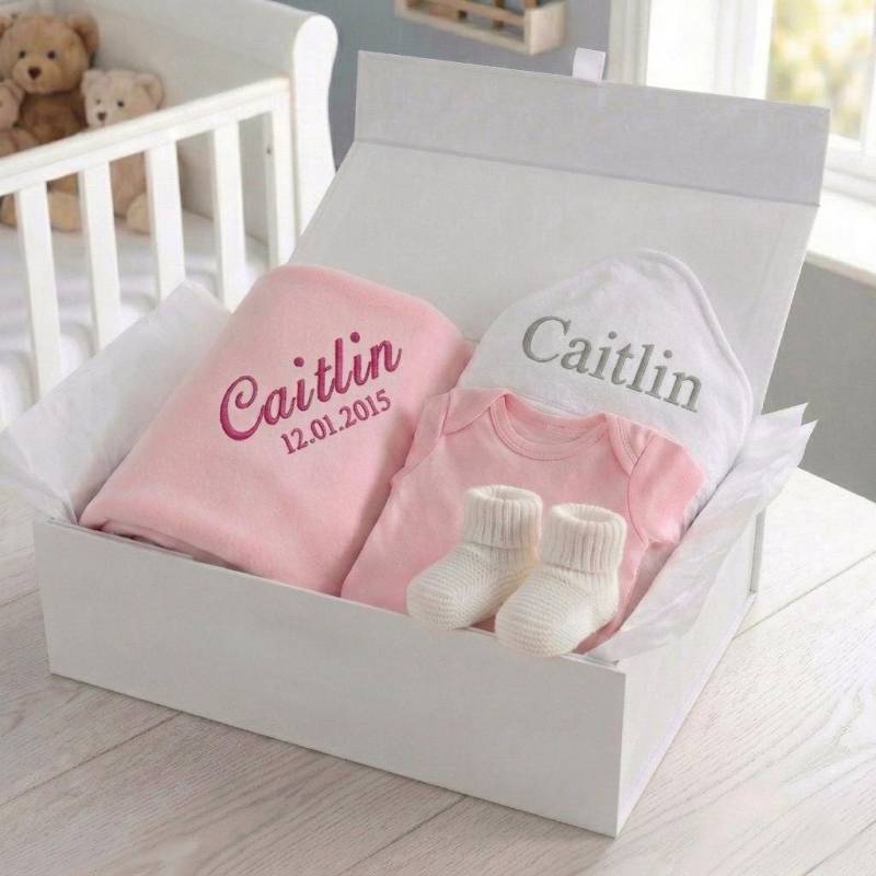 Personalisierte Neue Baby Girl Geschenkkorb Personalisierte Neue Baby Girl Geschenkkorb von Etsy - ATypeofDesign