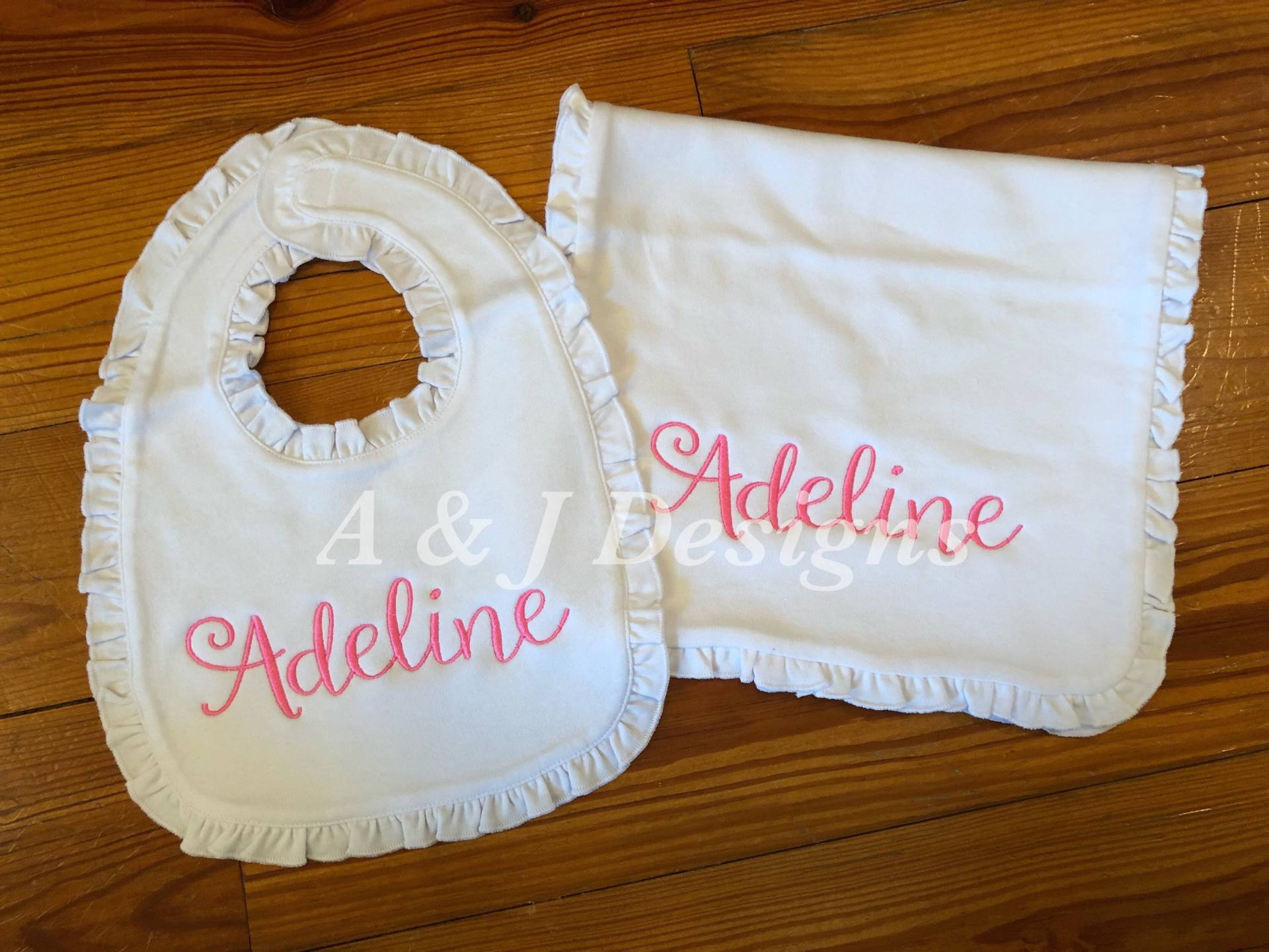 Baby Girl Monogrammed Ruffle Burp Tuch Und Bib Set von Etsy - AandJDesignsBR