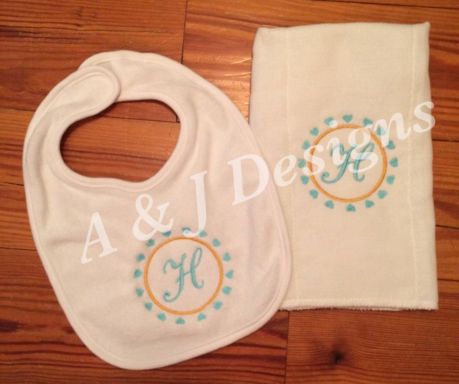 Personalisiertes Bib Und Burp-Tetet-Set Personalisiertes Bib Und Burp-Tetet-Set von Etsy - AandJDesignsBR