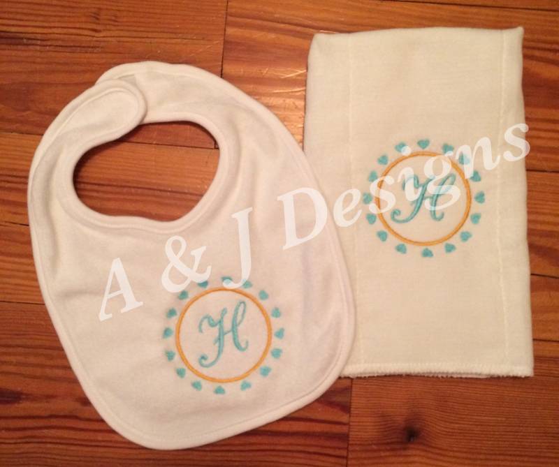 Personalisiertes Bib Und Burp-Tetet-Set Personalisiertes Bib Und Burp-Tetet-Set von Etsy - AandJDesignsBR