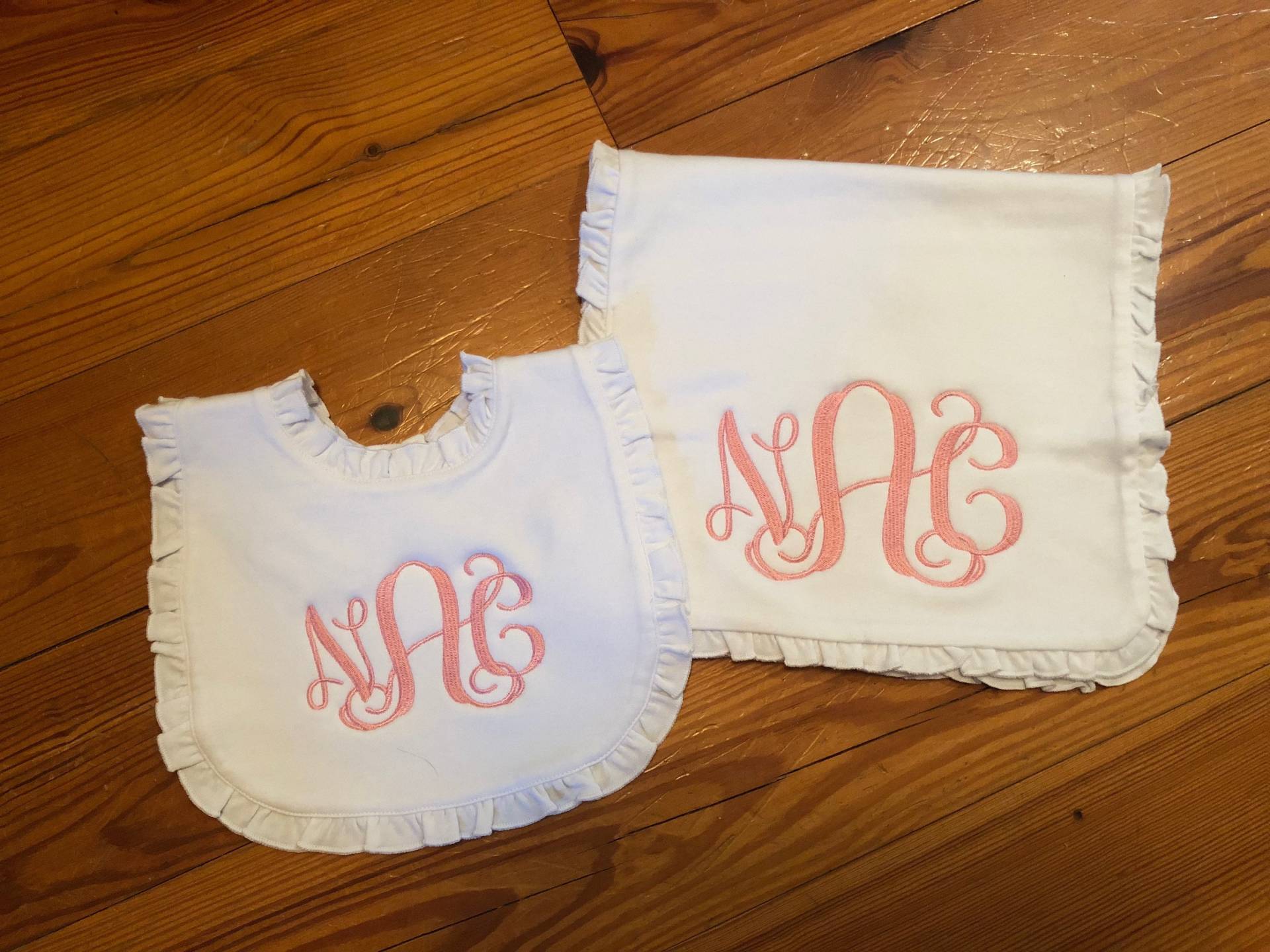Personalisiertes Ruffle-Bib Und Burp-Tete-Set von Etsy - AandJDesignsBR