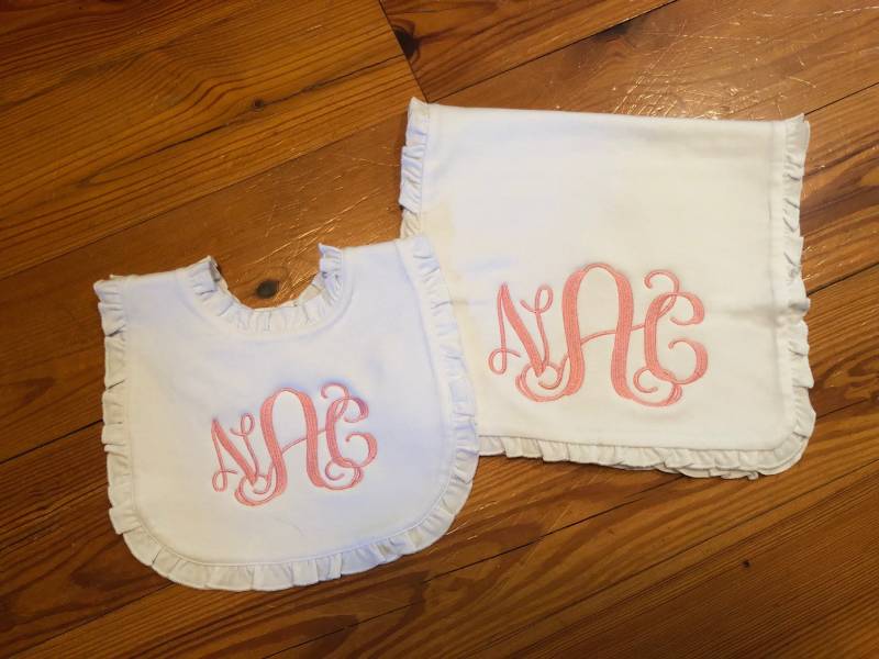 Personalisiertes Ruffle-Bib Und Burp-Tete-Set Personalisiertes Ruffle-Bib Und Burp-Tete-Set von Etsy - AandJDesignsBR