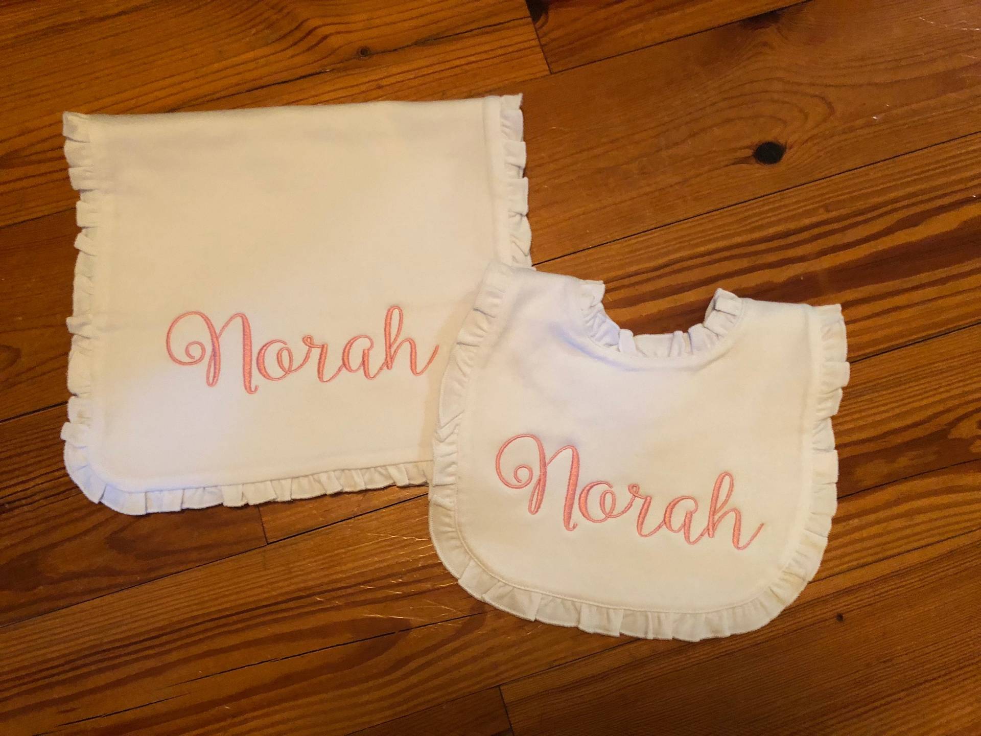 Personalisiertes Ruffle-Bib Und Burp-Tete-Set Personalisiertes Ruffle-Bib Und Burp-Tete-Set von Etsy - AandJDesignsBR