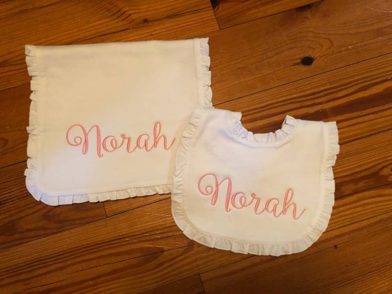Personalisiertes Ruffle-Bib Und Burp-Tete-Set Personalisiertes Ruffle-Bib Und Burp-Tete-Set von Etsy - AandJDesignsBR