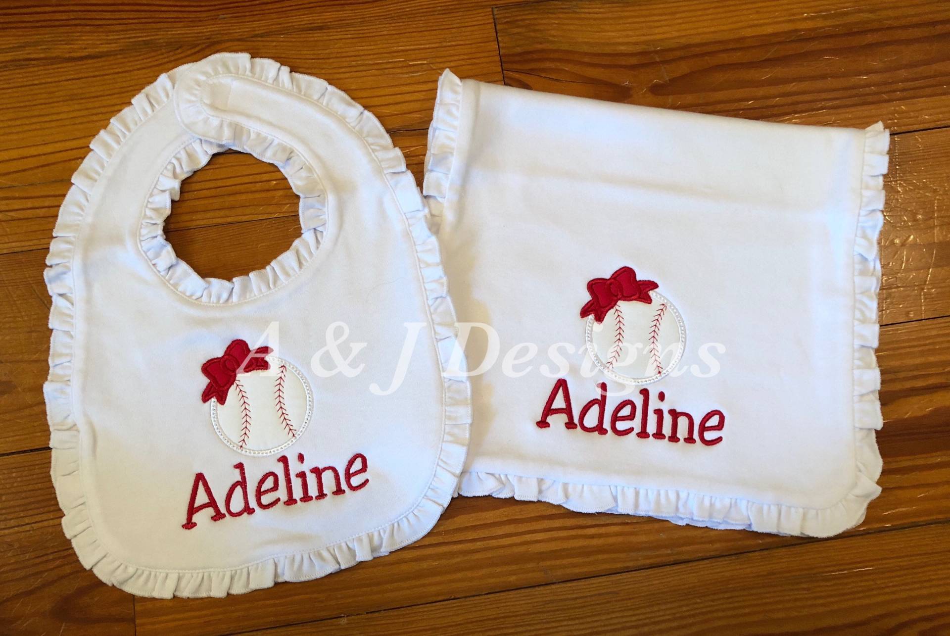 Rüschentuch Und Halstuch Set - Baby Girl Baseball Burp Cloth & Bib von Etsy - AandJDesignsBR