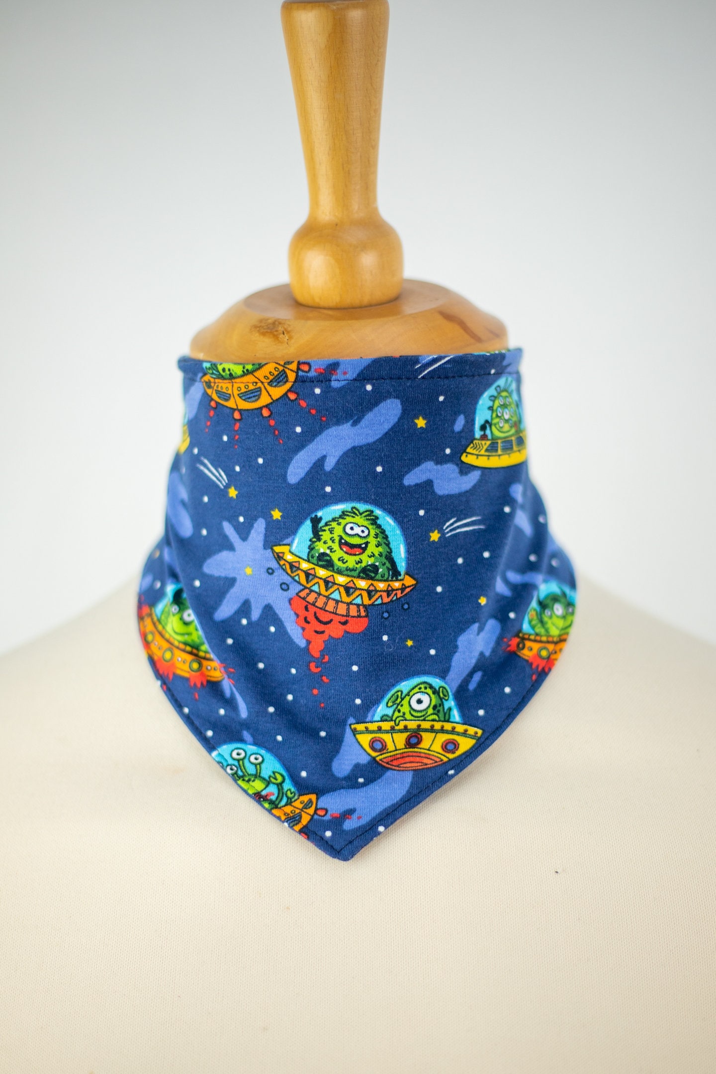 Dreieckstuch, Halstuch, Spucktuch Für Babys, Kleinkinder Ab 18 Monaten, Blau Mit Aliens/Monstern Dreieckstuch, Halstuch, Spucktuch Für Babys, Kleinkinder Ab 18 Monaten, Blau Mit Aliens/Monstern von Etsy - AbajourShop