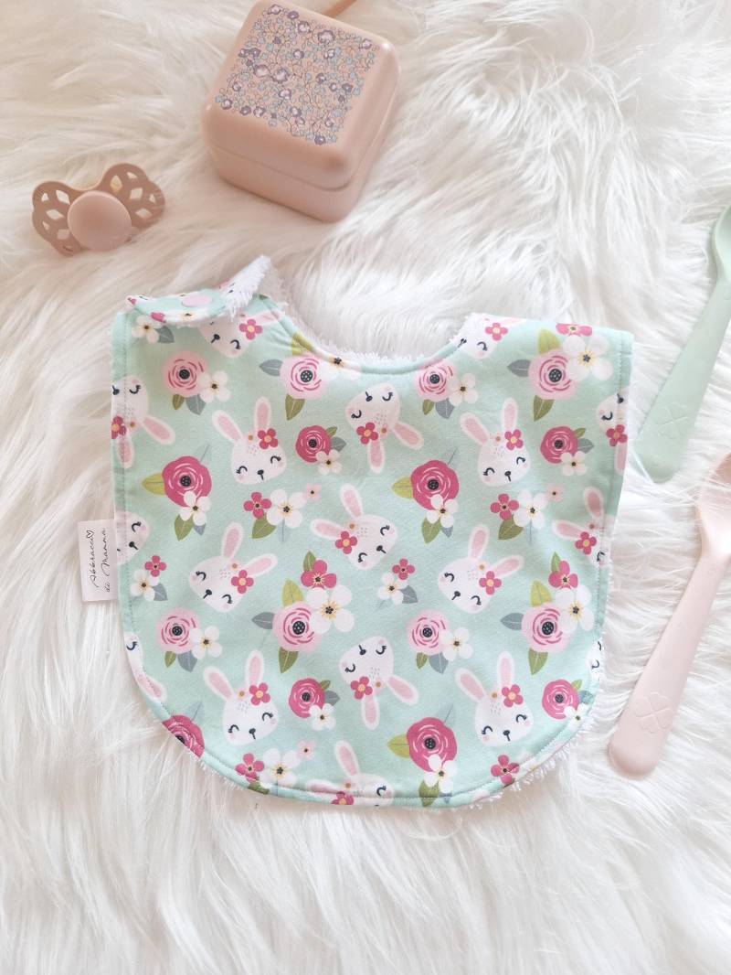 Handgemachtes Babylätzchen Aus Baumwolle Mit Hasenmotiven - Perfektes Babyparty-Geschenk von Etsy - AbbracciodiMamma