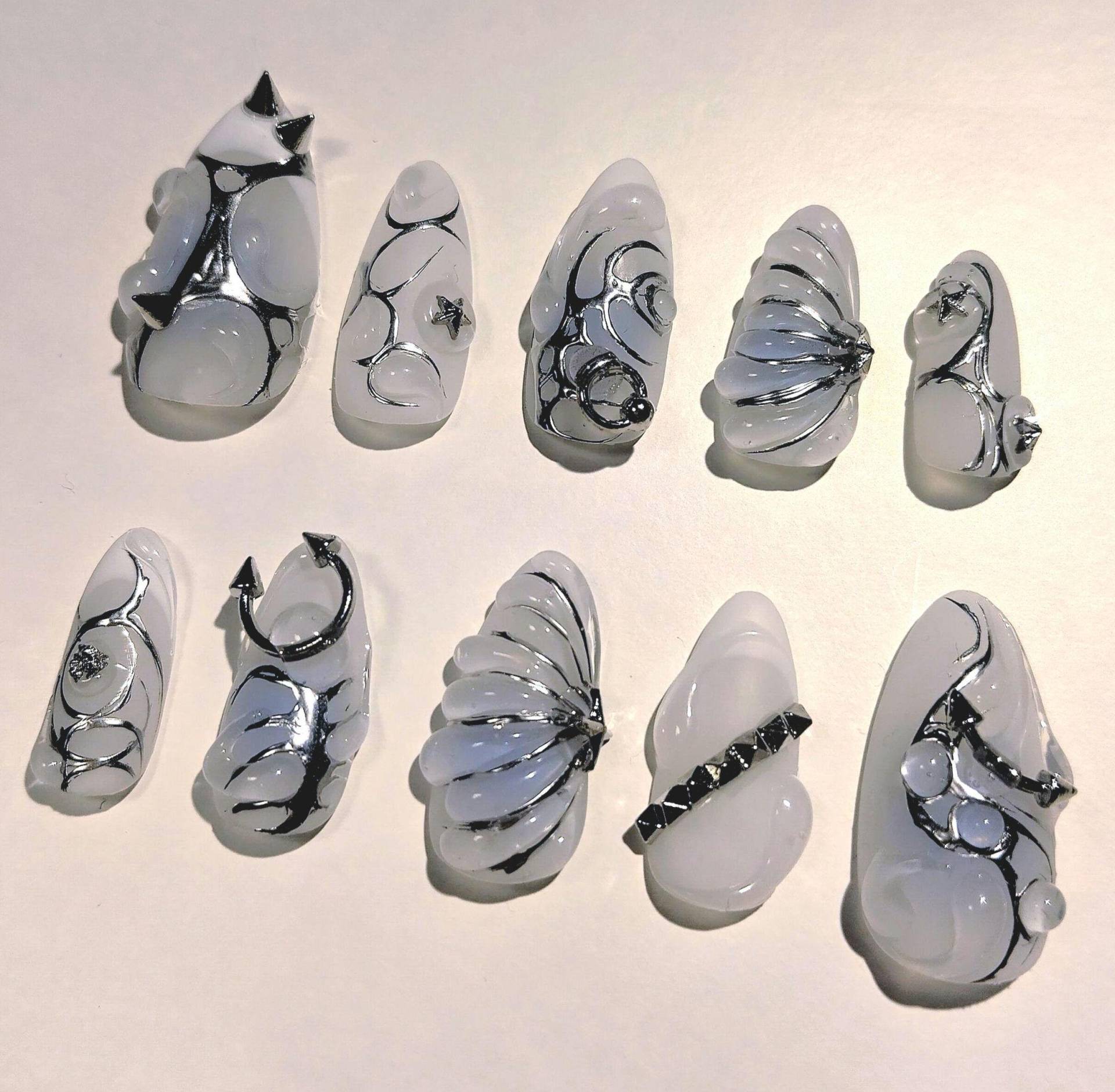 Blaue Aura Press On Nägel, Weiß Silber + 3D Details Piercing, Almond Coffin Oval Stiletto, Punk Y2K Alternative Gothic, Fake Nails Blaue Aura Press On Nägel, Weiß Silber + 3D Details Piercing, Almond Coffin Oval Stiletto, Punk Y2K Alternative Gothic, Fake Nails von Etsy - AcubiClaws