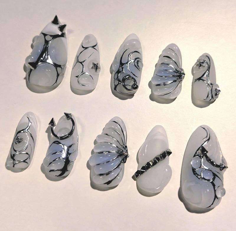 Blaue Aura Press On Nägel, Weiß Silber + 3D Details Piercing, Almond Coffin Oval Stiletto, Punk Y2K Alternative Gothic, Fake Nails Blaue Aura Press On Nägel, Weiß Silber + 3D Details Piercing, Almond Coffin Oval Stiletto, Punk Y2K Alternative Gothic, Fake Nails von Etsy - AcubiClaws