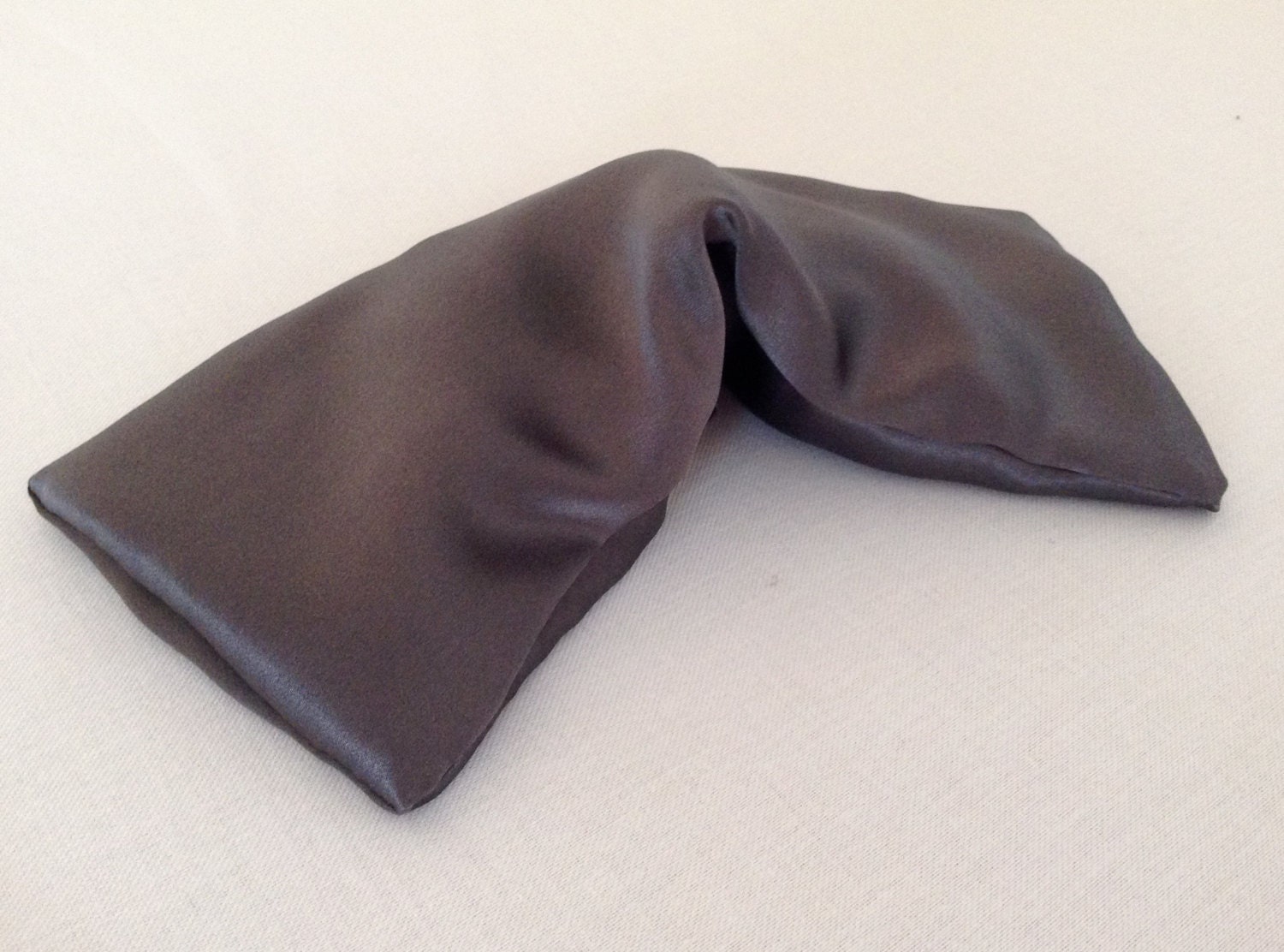 Augenkissen Aus 100% Reiner Seide, Abnehmbarer Charmeuse-Silk-Bezug Zinn, Hypoallergen, Für Empfindliche Augen Geeignet von Etsy - AdorabellaBaby