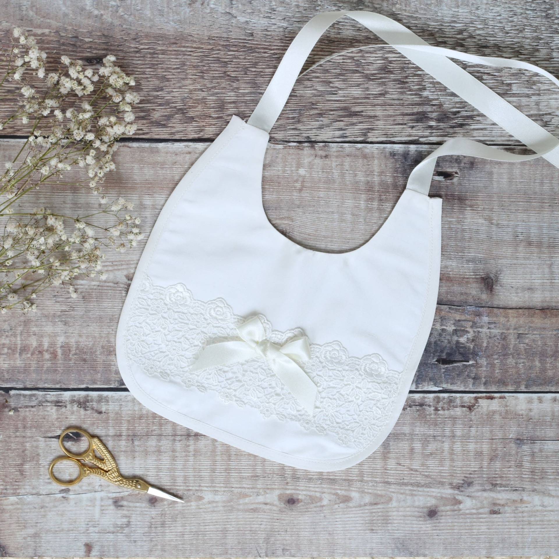 Baby Tauflätzchen - Seide Handgemachte Lätzchen Mädchen | "Olivia' Von Adore von Etsy - AdoreBabyChristening