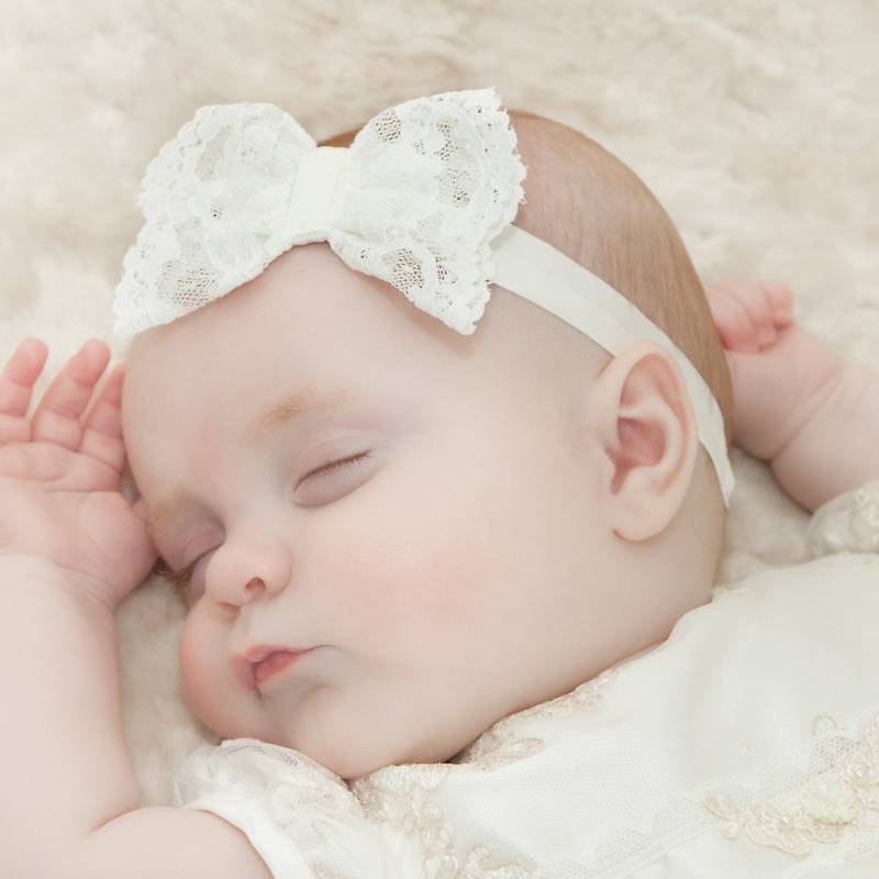 Handgefertigtes Taufstirnband Aus Seide Mit Spitzenschleife - Scarlett Handgefertigtes Taufstirnband Aus Seide Mit Spitzenschleife - Scarlett von Etsy - AdoreBabyChristening