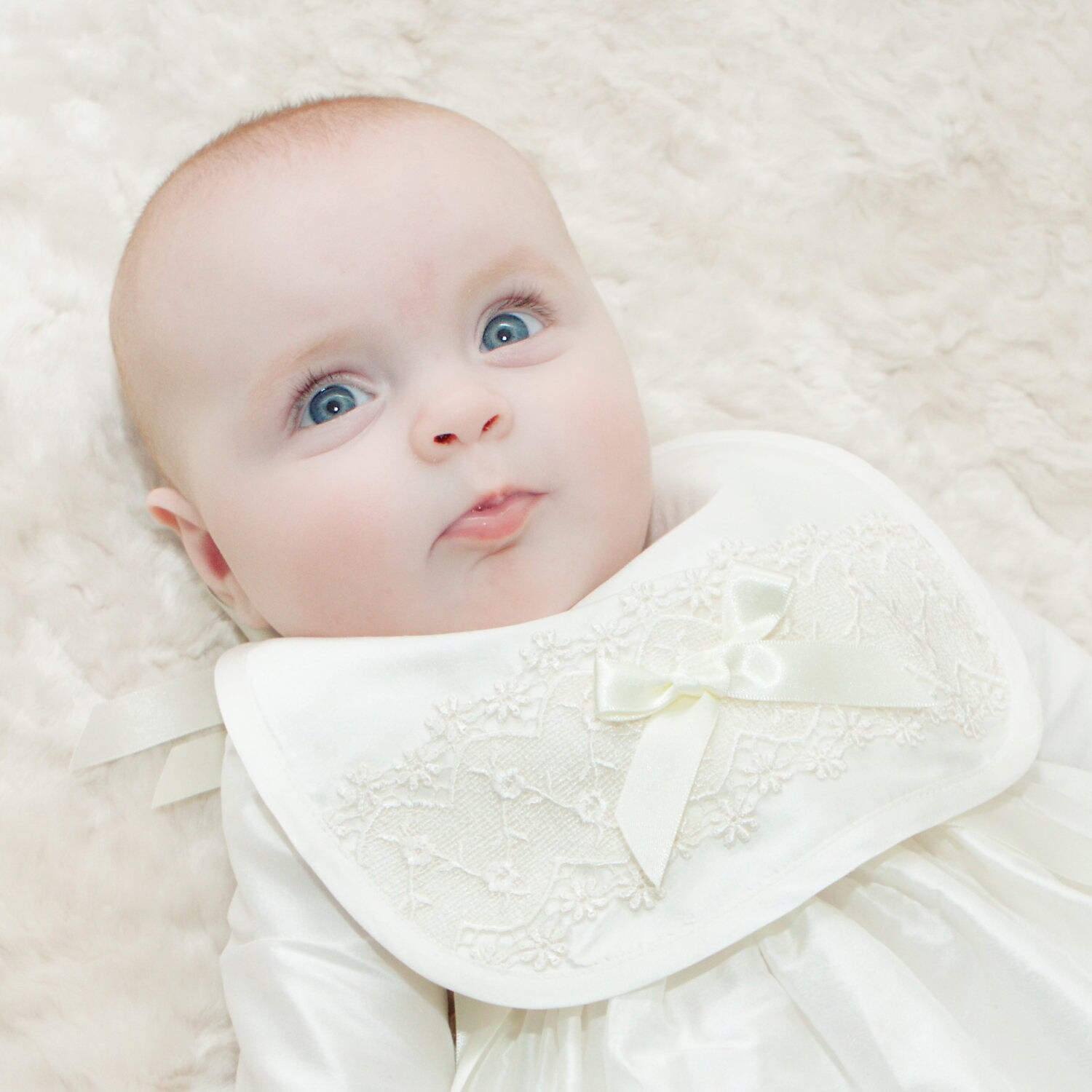 Seidenlätzchen "Lucy' - Tauflätzchen Taufzubehör Babylätzchen Mädchenlätzchen Segenslätzchen von Etsy - AdoreBabyChristening