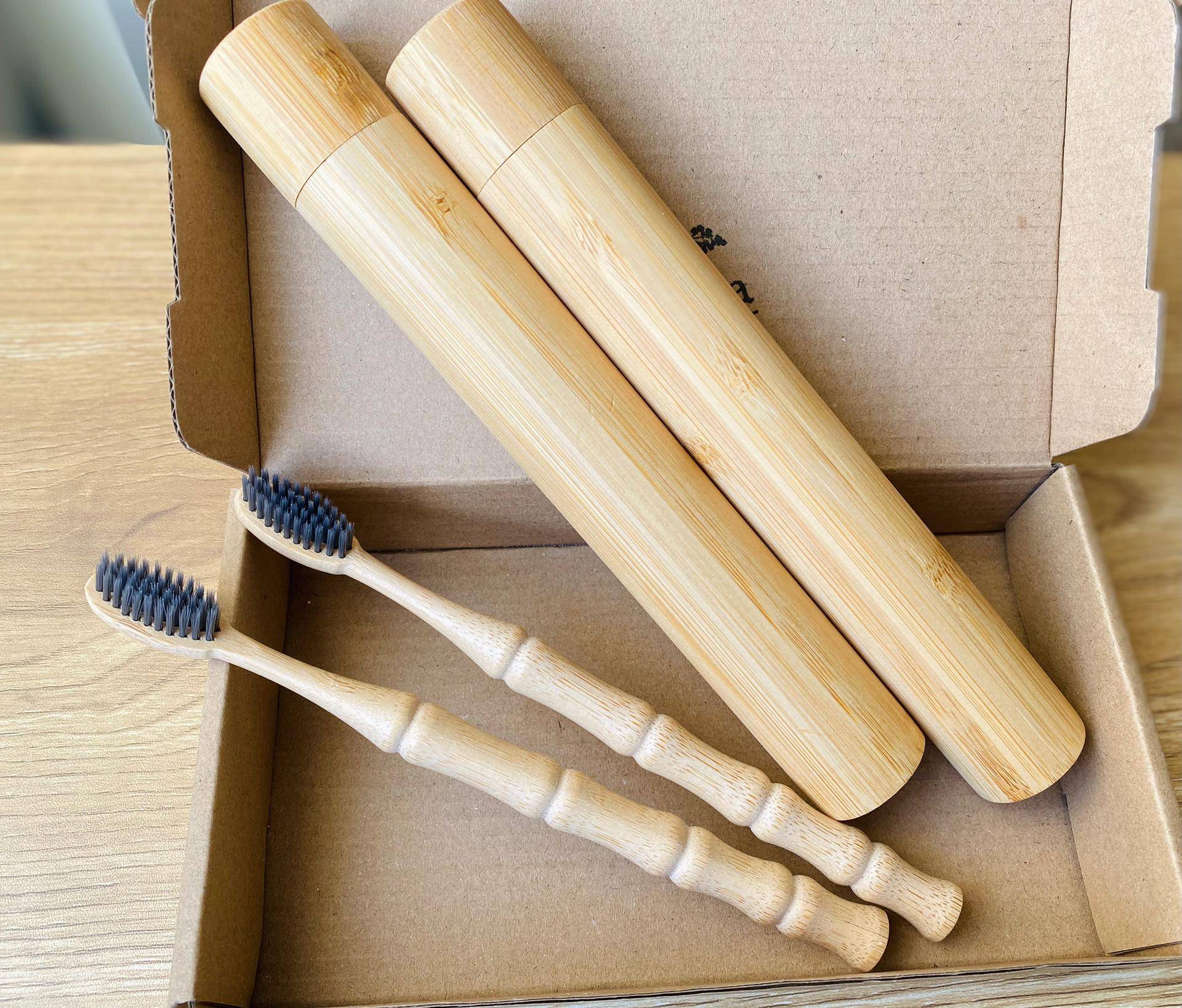 Eco Bambus Aktivkohle Zahnbürsten Set Mit Wiederverwendbarem Reiseetui Eco Bambus Aktivkohle Zahnbürsten Set Mit Wiederverwendbarem Reiseetui von Etsy - Aeraorganics