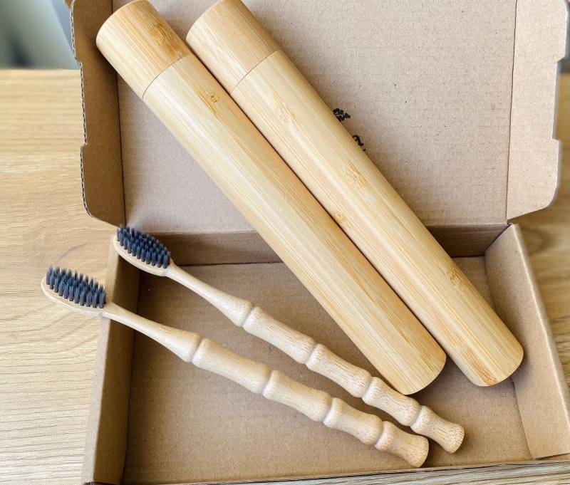Eco Bambus Aktivkohle Zahnbürsten Set Mit Wiederverwendbarem Reiseetui Eco Bambus Aktivkohle Zahnbürsten Set Mit Wiederverwendbarem Reiseetui von Etsy - Aeraorganics