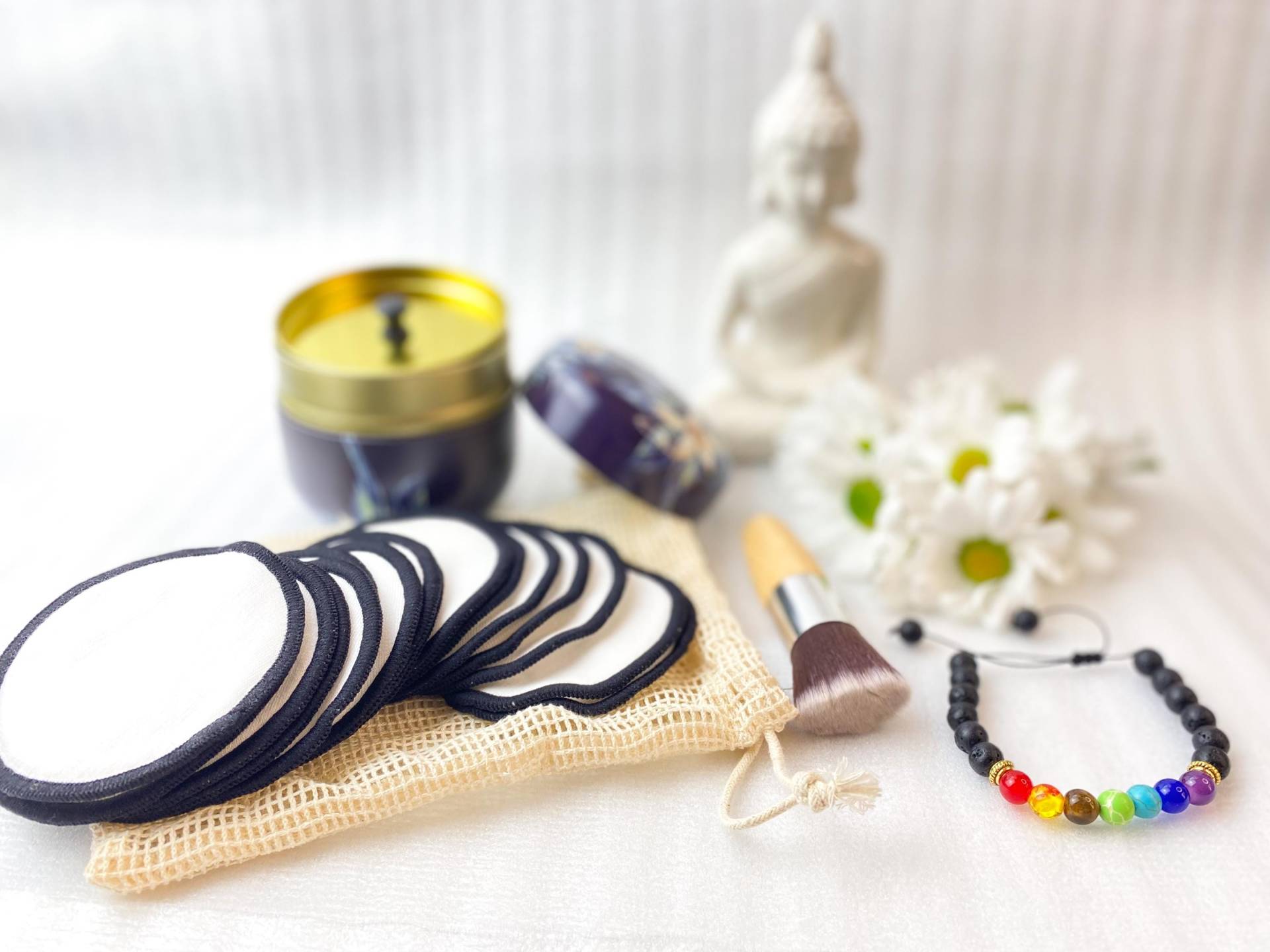 Wiederverwendbares Wattepads-Set Mit Chakra-Armband, Schminkpinsel | Umweltfreundliches Self-Care-Set von Etsy - Aeraorganics