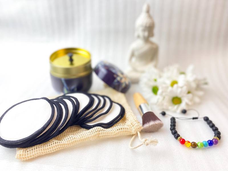 Wiederverwendbares Wattepads-Set Mit Chakra-Armband, Schminkpinsel | Umweltfreundliches Self-Care-Set von Etsy - Aeraorganics