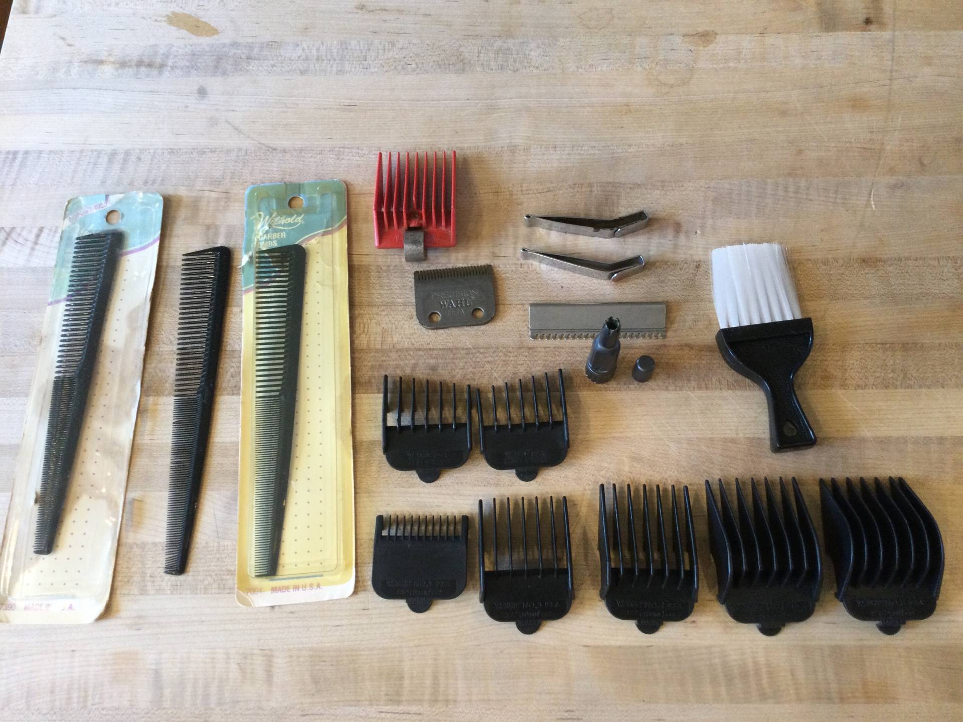 Sortiment Vintage Bräutigam/ Wahl Garderobenkämme/ Nasenohrhaarbesatz/ Friseurkämme von Etsy - AlaCarteCollections
