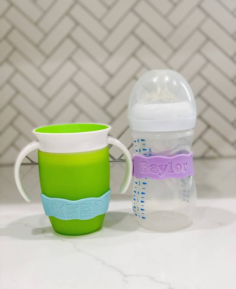 Personalisierte Baby Flasche Band | Schnabeltasse Benutzerdefiniertes Namensetikett Wasserflasche Babyflasche Kindertasse Duschgeschenk Schulmarke von Etsy - AlexisJordanDesigns