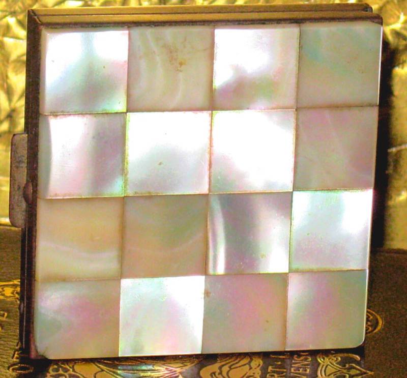 Perlmutt Auf Messing Make-Up Kompakter, Vergoldeter Altersstil von Etsy - AlgernonsJourney