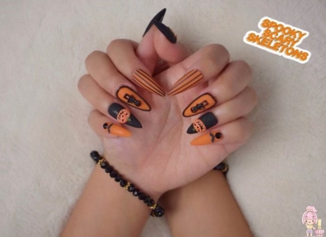 Matte Schwarz Orange Drücken Sie Auf Die Nägel | Kawaii Niedliche Halloween Künstliche Swarovski Stiletto Matte Schwarz Orange Drücken Sie Auf Die Nägel | Kawaii Niedliche Halloween Künstliche Swarovski Stiletto von Etsy - AliahKeiDesigns