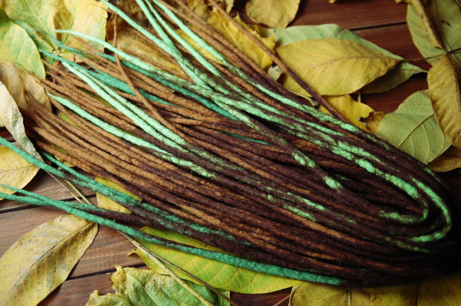 Wolle De Dreads Herbstlaub in Dunkelbraun & Grünem Merino-Filz von Etsy - AliceDreads