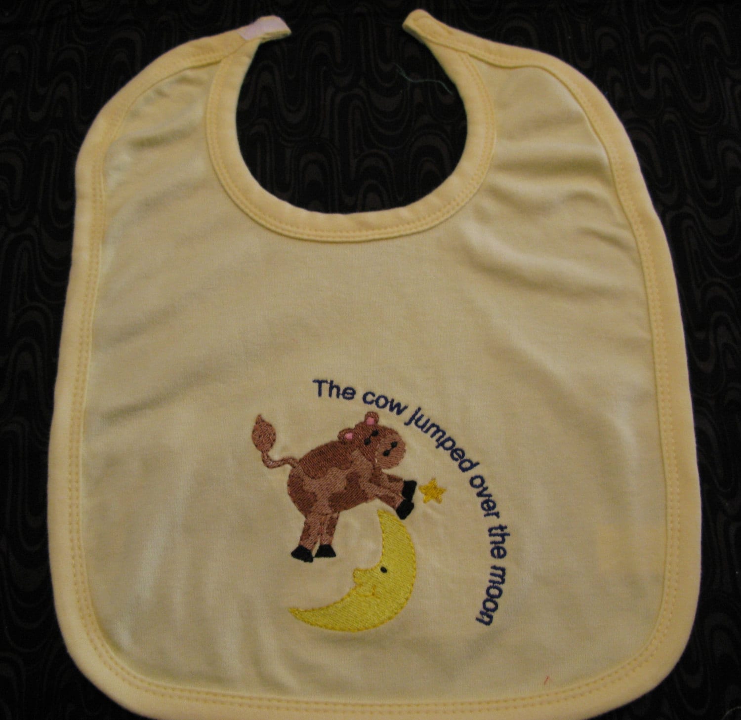 Bestickte Baby Lätzchen Junge Oder Mädchen, Die Gelbe Kuh Über Mond-Design Sprang von Etsy - AllThisNThat