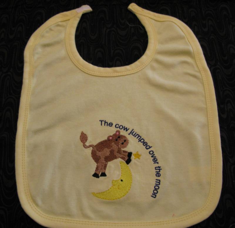 Bestickte Baby Lätzchen Junge Oder Mädchen, Die Gelbe Kuh Über Mond-Design Sprang von Etsy - AllThisNThat