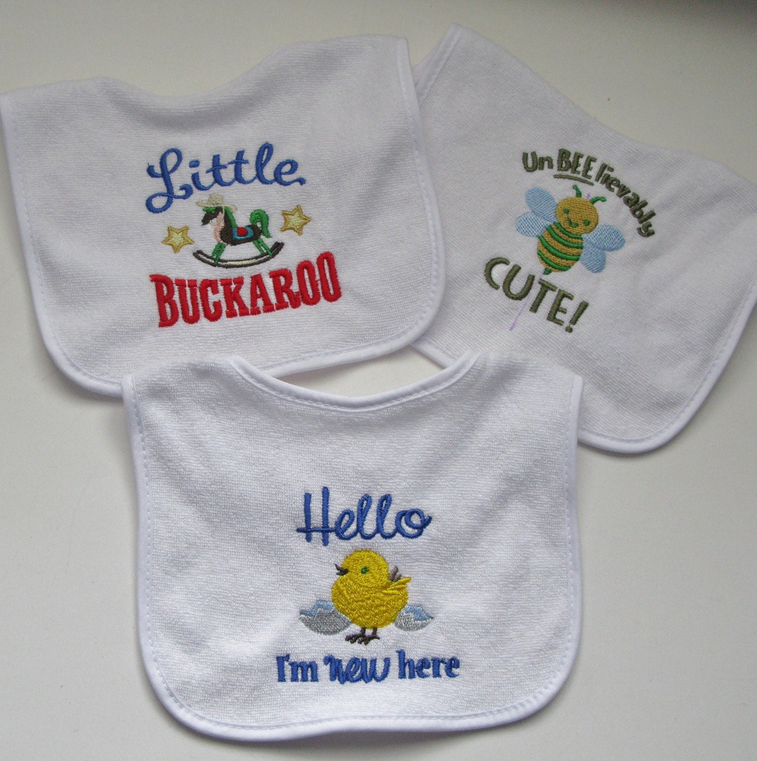 Gestickte Baby Lätzchen, Süße Sprüche, Biene, Pferd Und Küken Designs von Etsy - AllThisNThat