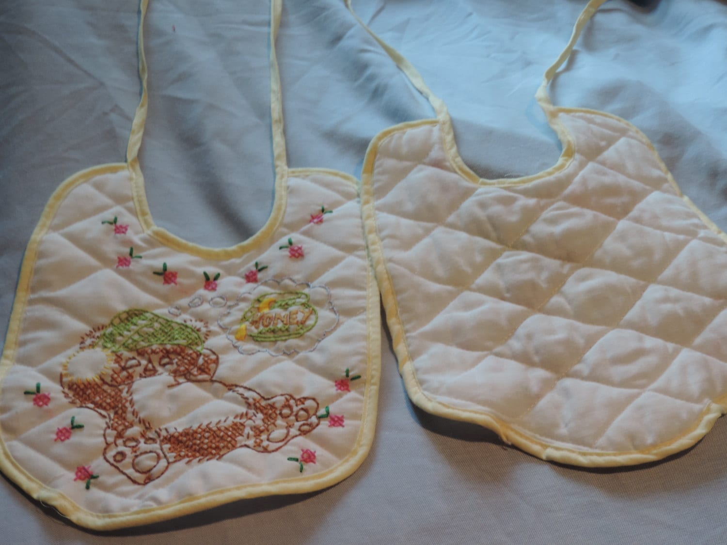 2 Bär Lätzchen - Handgestickt 2 Bär Lätzchen - Handgestickt von Etsy - AllintheFamily
