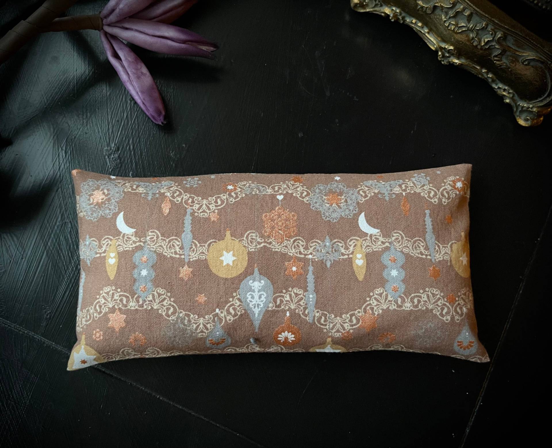 Yoga Augenkissen Festliche Ornamente, Bio-Leinsamen & Bio-Lavendel, Waschbar Entspannung Meditation Relax Schlaf Wellness Kühlkissen Yoga Augenkissen Festliche Ornamente, Bio-Leinsamen & Bio-Lavendel, Waschbar Entspannung Meditation Relax Schlaf Wellness Kühlkissen von Etsy - Alrunalovelace