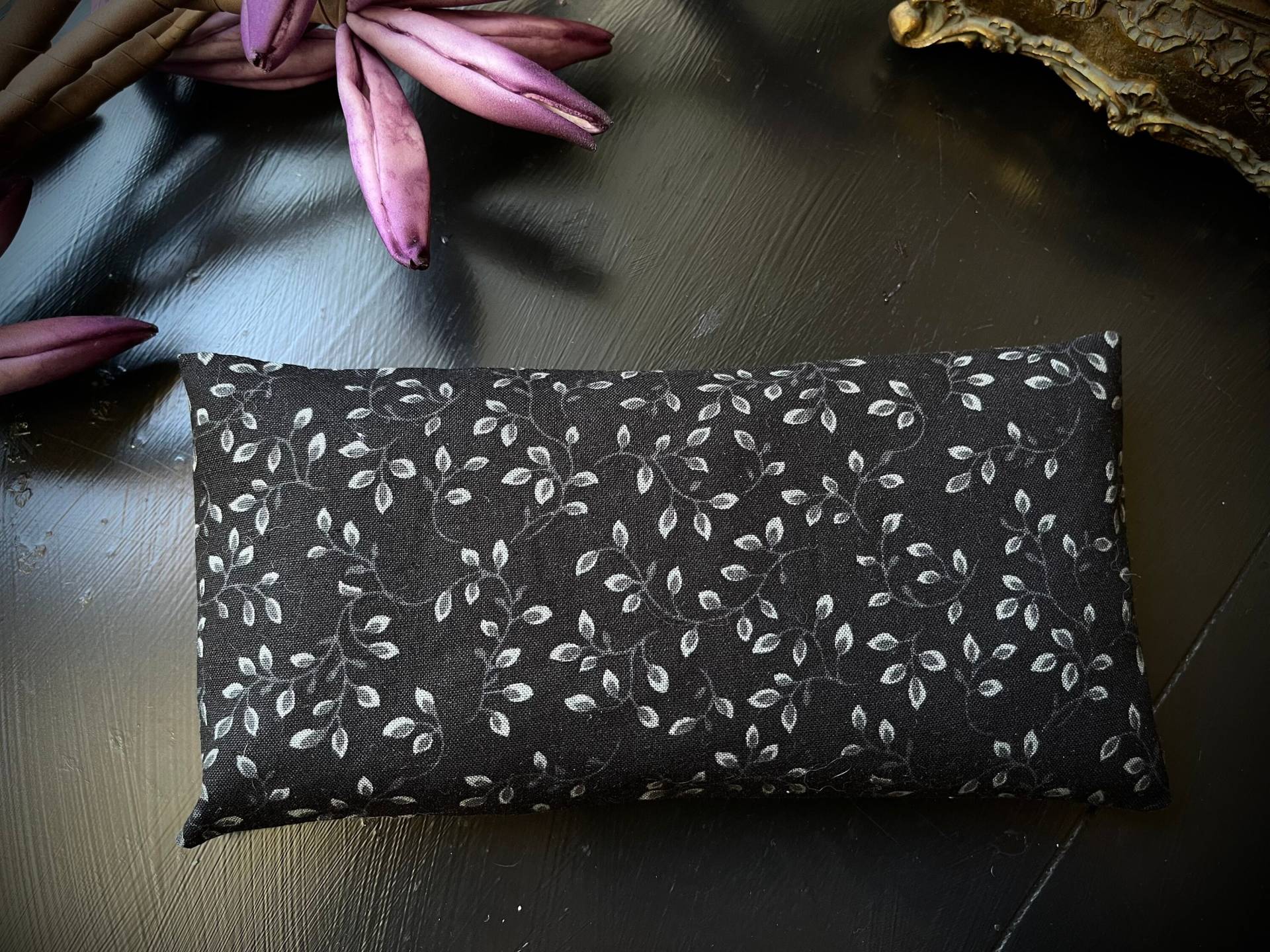 Yoga Augenkissen Schwarz Mit Grauen Blättern, Bio-Leinsamen, Bio-Lavendel, Waschbar Entspannung Meditation Reise Schlaf Wellness Kühlkissen Yoga Augenkissen Schwarz Mit Grauen Blättern, Bio-Leinsamen, Bio-Lavendel, Waschbar Entspannung Meditation Reise Schlaf Wellness Kühlkissen von Etsy - Alrunalovelace