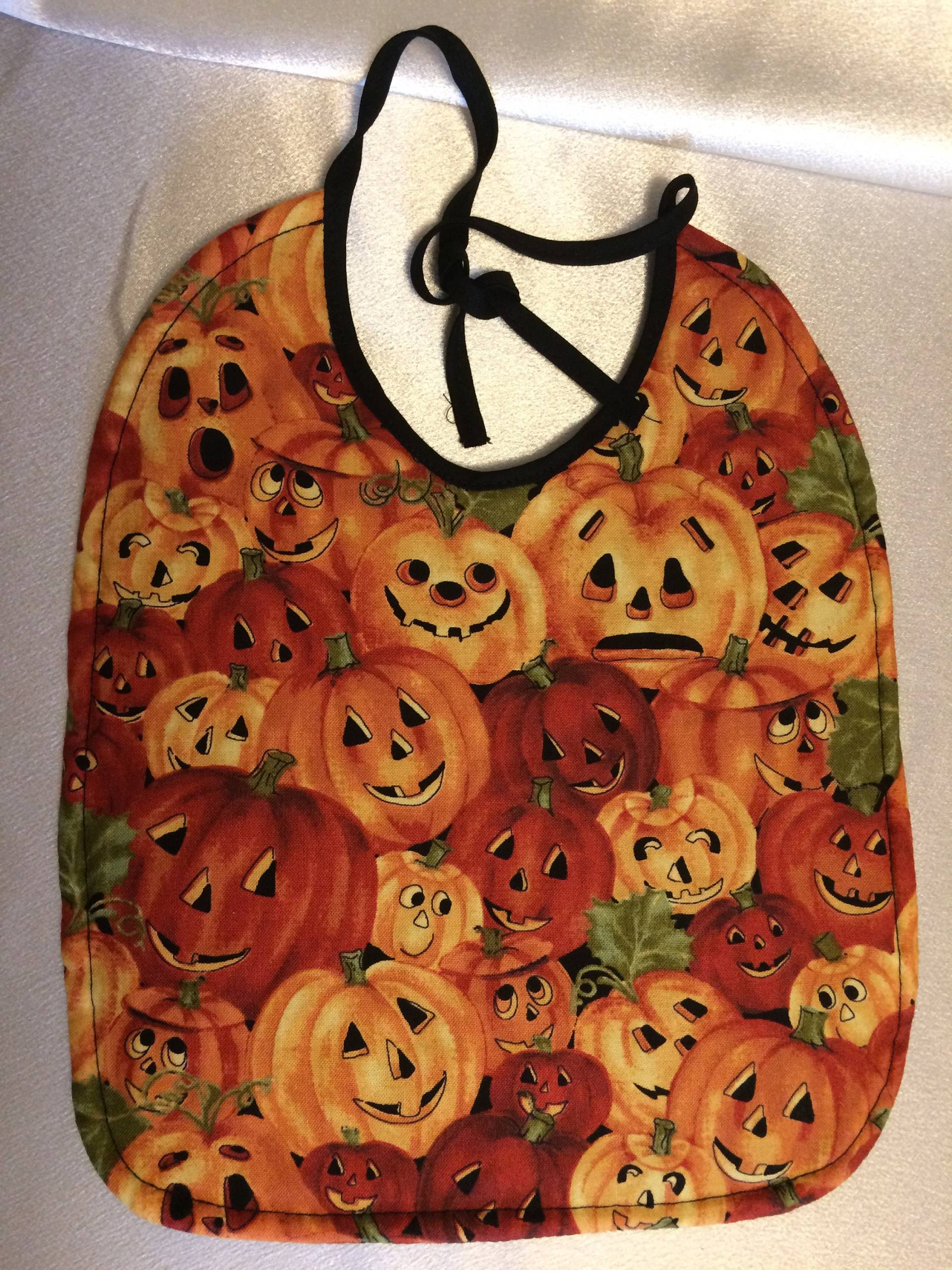 Halloween Baby Lätzchen Entzückende, Süße Jack Der Kürbis-Patch Lantern Baumwolle. Schwarze Absorptionsmittel Gesteppt Sichern Halloween Baby Lätzchen Entzückende, Süße Jack Der Kürbis-Patch Lantern Baumwolle. Schwarze Absorptionsmittel Gesteppt Sichern von Etsy - AmIn2Crochet