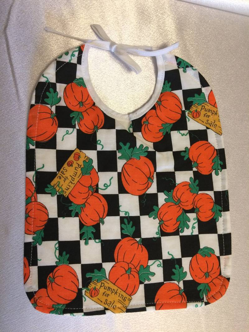 Halloween Baby Lätzchen Kürbisse Zum Verkauf Schwarz Und Weiß Karierten Hintergrund. Saugfähige Gesteppt Öse Sichern. Foto-Prop Baumwolle von Etsy - AmIn2Crochet