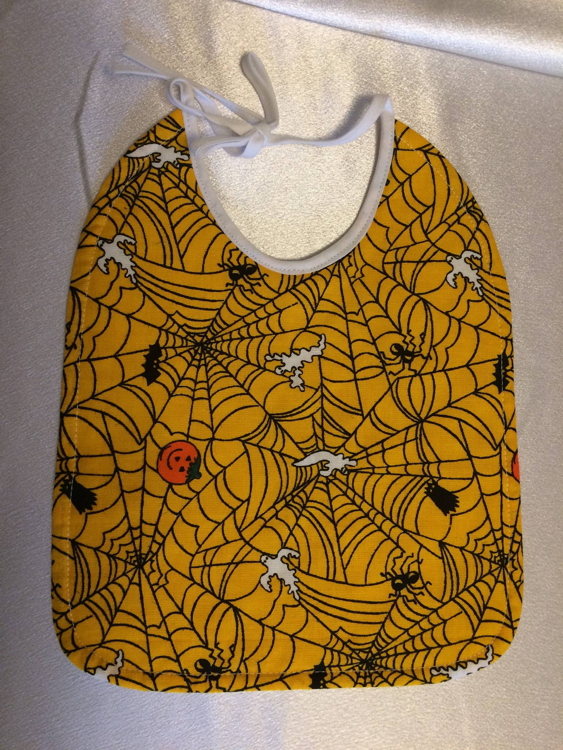Halloween Baby Lätzchen Spinnen Geister Kürbis Gelbe Schwimmhäuten Hintergrund Weiß Gesteppt Sichern. Baumwolle Halloween Baby Lätzchen Spinnen Geister Kürbis Gelbe Schwimmhäuten Hintergrund Weiß Gesteppt Sichern. Baumwolle von Etsy - AmIn2Crochet