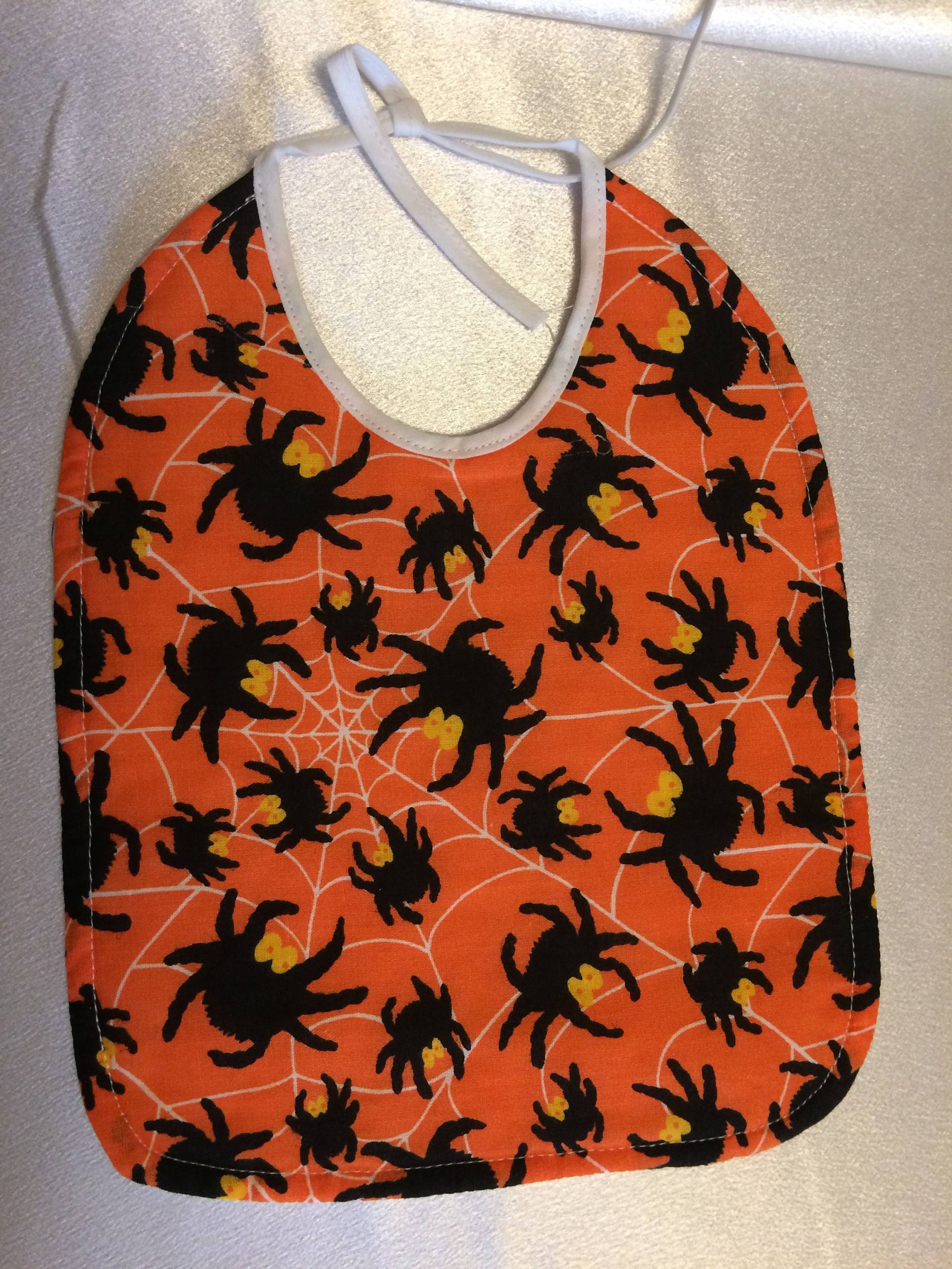 Halloween Baby Lätzchen Spinnen Stege Weiß Gesteppt Saugfähigen Unterlage. 100 % Baumwolle. Orange Hintergrund. Foto-Prop Halloween Baby Lätzchen Spinnen Stege Weiß Gesteppt Saugfähigen Unterlage. 100 % Baumwolle. Orange Hintergrund. Foto-Prop von Etsy - AmIn2Crochet