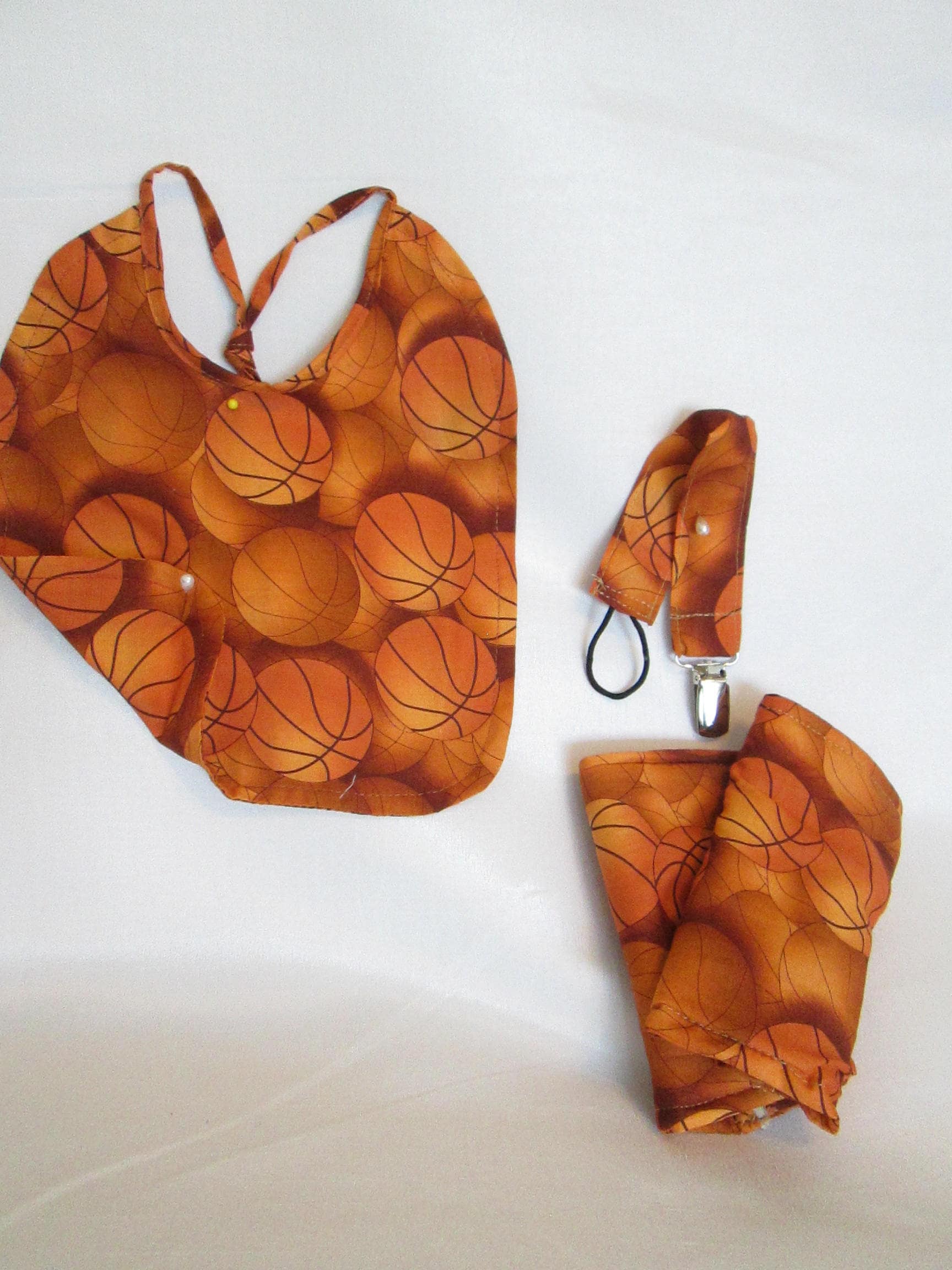 Lätzchen, Schnullerclip, Autositz Schulterpolster Basketball 100 % Baumwolle Handgefertigt Lätzchen, Schnullerclip, Autositz Schulterpolster Basketball 100 % Baumwolle Handgefertigt von Etsy - AmIn2Crochet