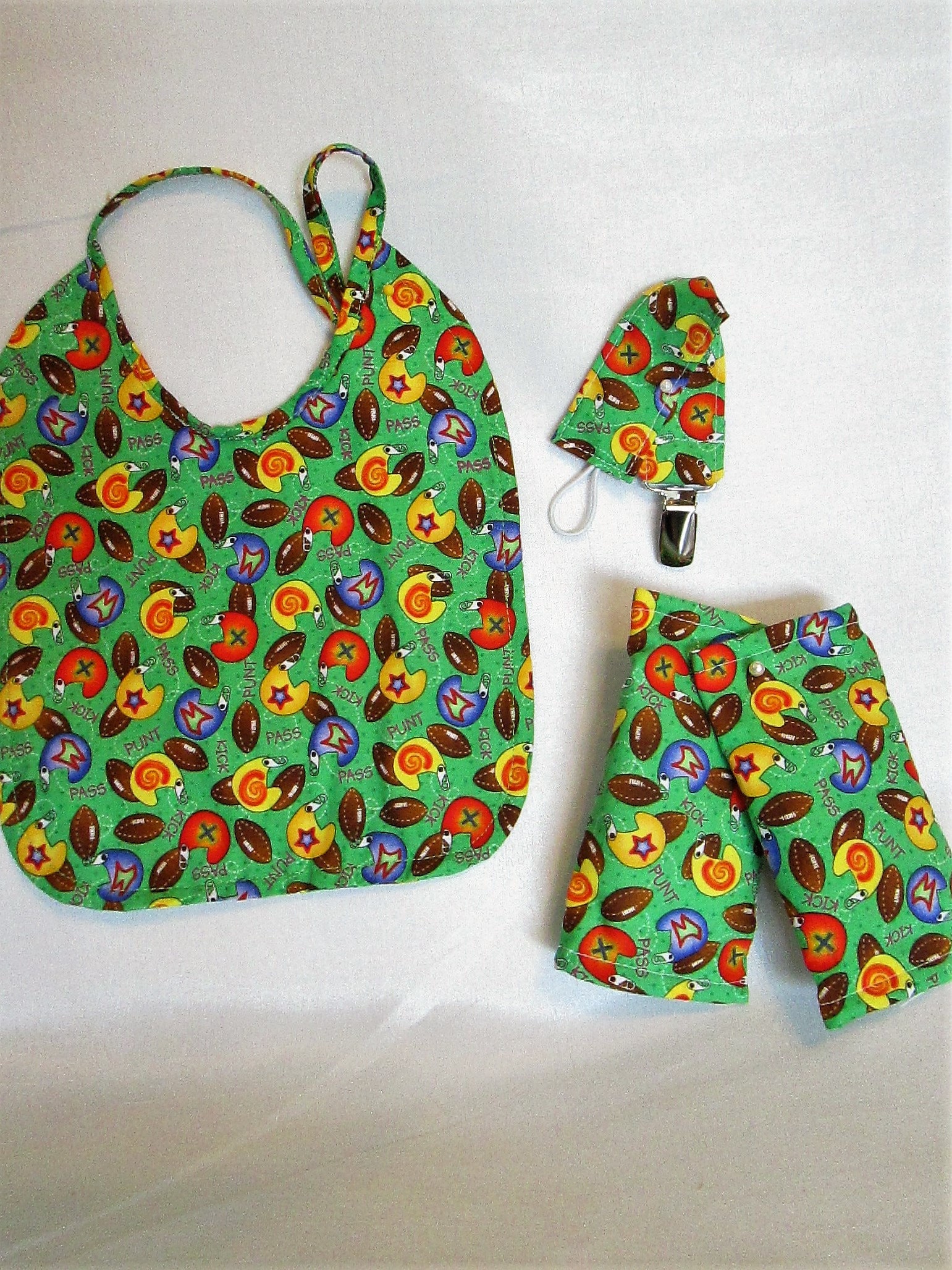 Lätzchen, Schnullerclip, Autositz Schulterpolster Fußball Touchdown 100 % Baumwolle Handgefertigt Lätzchen, Schnullerclip, Autositz Schulterpolster Fußball Touchdown 100 % Baumwolle Handgefertigt von Etsy - AmIn2Crochet