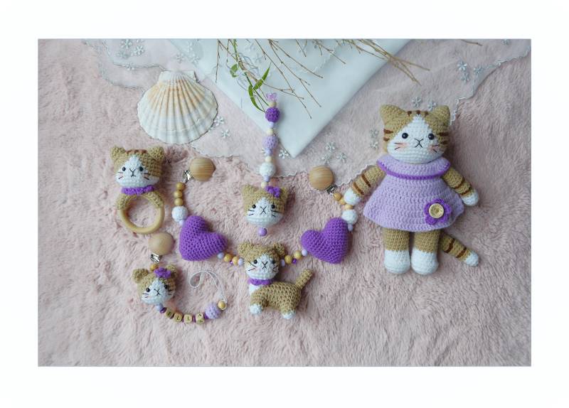 Gehäkeltes Amigurumi Ella Katze-Set, Kinderwagenkette Katze, Schnullerkette Mit Name, Greifling Rassel, Kuscheltier Gehäkeltes Amigurumi Ella Katze-Set, Kinderwagenkette Katze, Schnullerkette Mit Name, Greifling Rassel, Kuscheltier von Etsy - AmikazoShop